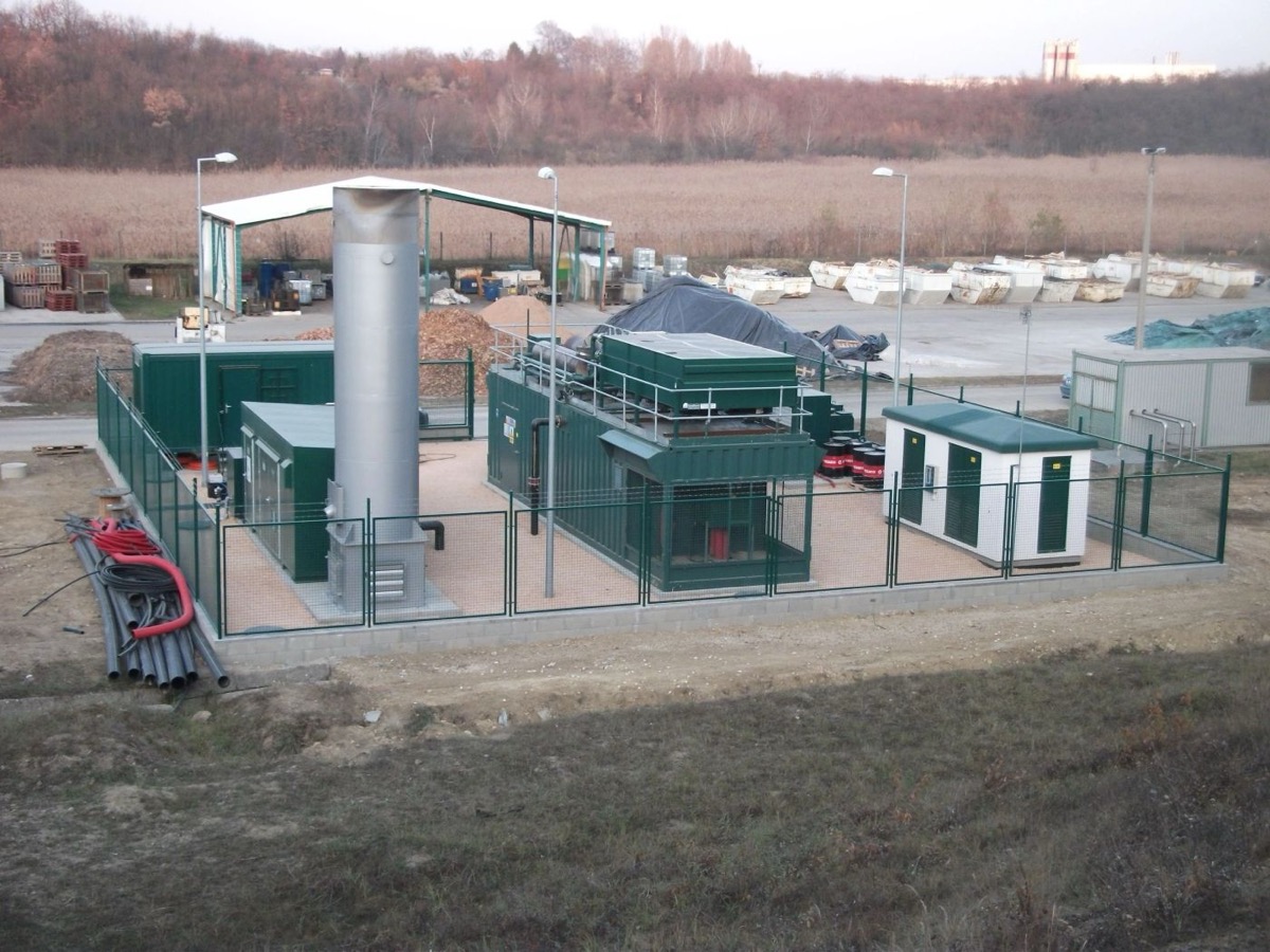 Landfill gas power generation compound with generator container and flare stack at the Tatabánya landfill