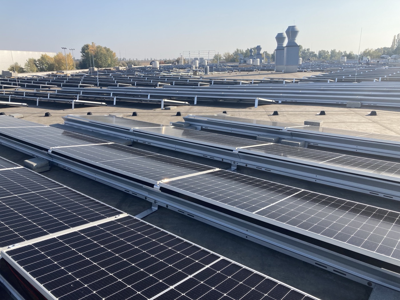 Rooftop solar photovoltaic array supplying clean power to an industrial facility